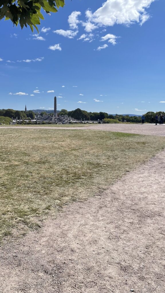 ヴィーゲラン彫刻公園の景色。塔が見える。