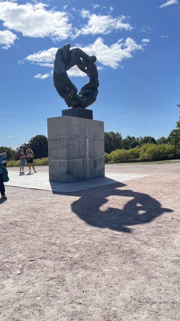 ヴィーゲラン彫刻公演にある「生命の環」という像で、複数の人が輪っかになっている。