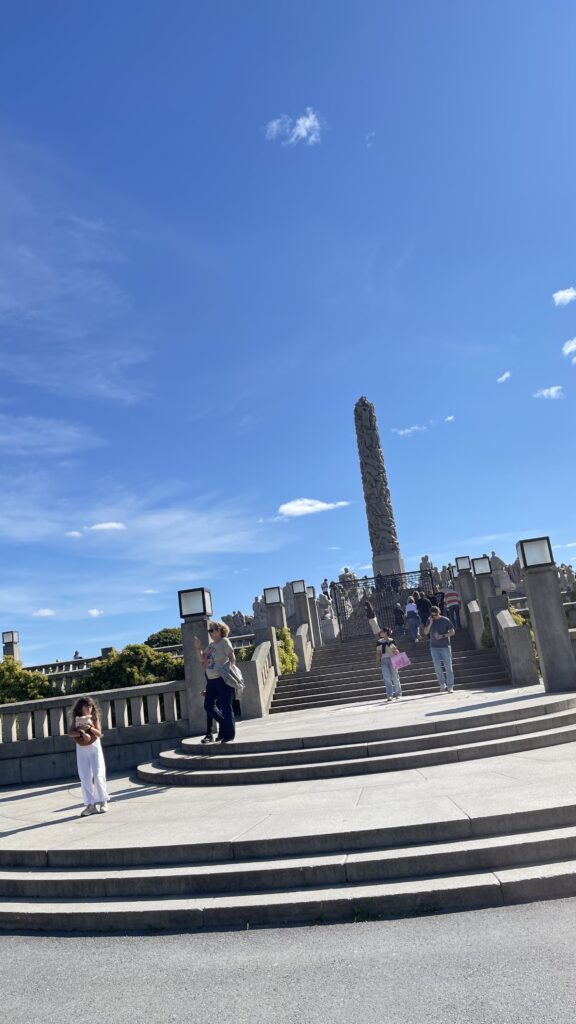 ヴィーゲラン彫刻公園の中央にある塔。「モノリッテン」人が寄り集まって一つの塔になっている。